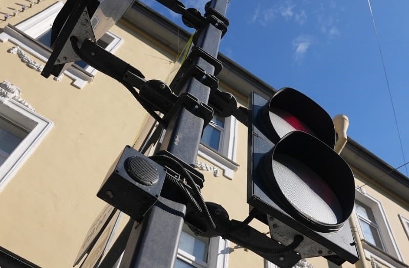 На фото: Устройство звукового и голосового сопровождения зеленого сигнала пешеходного светофора с сигналом ориентации – "ТРИОЛЬ" Автор: фото ГК "Спецтехноприбор"