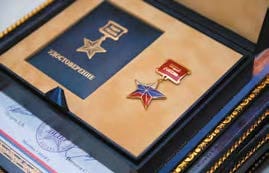 На фото удостоверение и медаль в виде звезды "Гордость нации" презентуется номинанту в красивой упаковке 