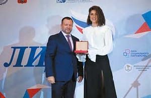 Президент Фонда «Лидер» Дмитрий Петров вручает награду Анне Крившиной