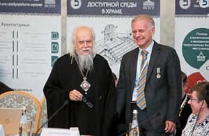 Епископ Верейский Пантелеимон вручает награду Сергею Чистому