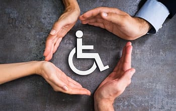 На рисунке изображён круг и ладоней, а внутри изображён человек в инвалидном кресле