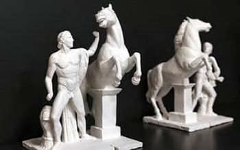 На фотографии изображена тактильная копия Диоскурова мужчина в древнегреческом стиле и с правой стороны от него лошадь вставшая на дыбы.